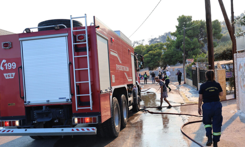 Τραγωδία στη Σαλαμίνα: Δύο νεκροί και μάχη με τις φλόγες σε δύο μέτωπα