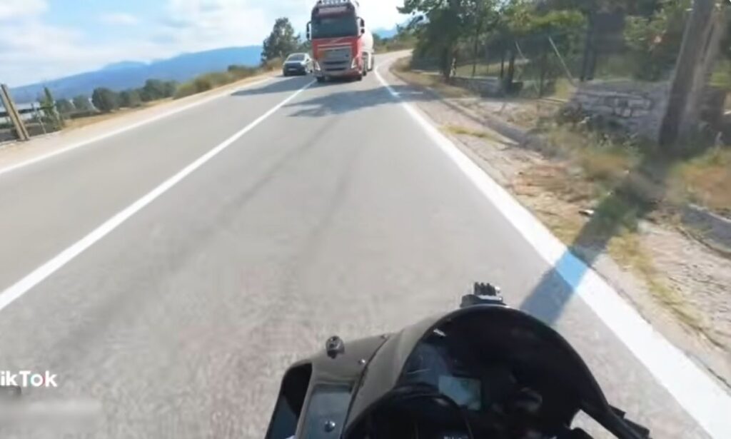 Ταυτοποιήθηκε ο οδηγός βυτιοφόρου μετά την επικίνδυνη προσπέραση στη Λίμνη Πλαστήρα
