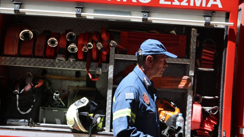 Φωτιά σε κτήριο στην Κουμουνδούρου με απεγκλωβισμό ατόμου