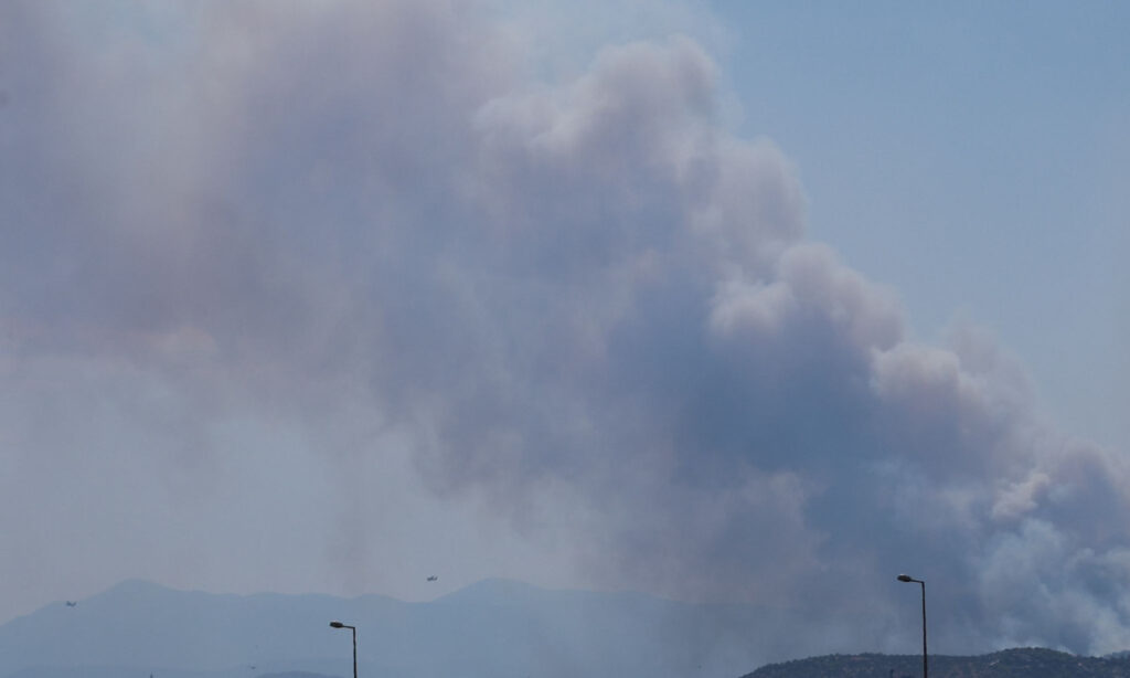 Σαλαμίνα: διπλό πύρινο μέτωπο με εκκενώσεις και μάχη σε ισχυρούς ανέμους