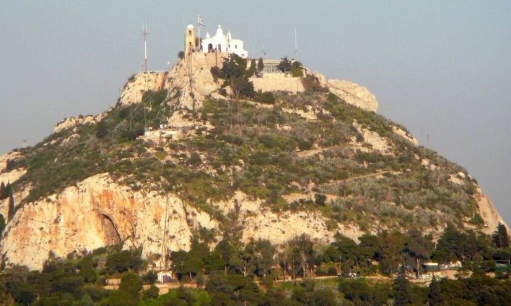 Θρίλερ στον Λυκαβηττό με σορό σε σπηλιά