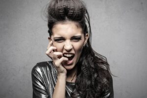 Τα 3 Ζώδια Που Κρύβουν τον Πόνο τους Πίσω από το Χιούμορ — Και Κανείς Δεν Το Καταλαβαίνει