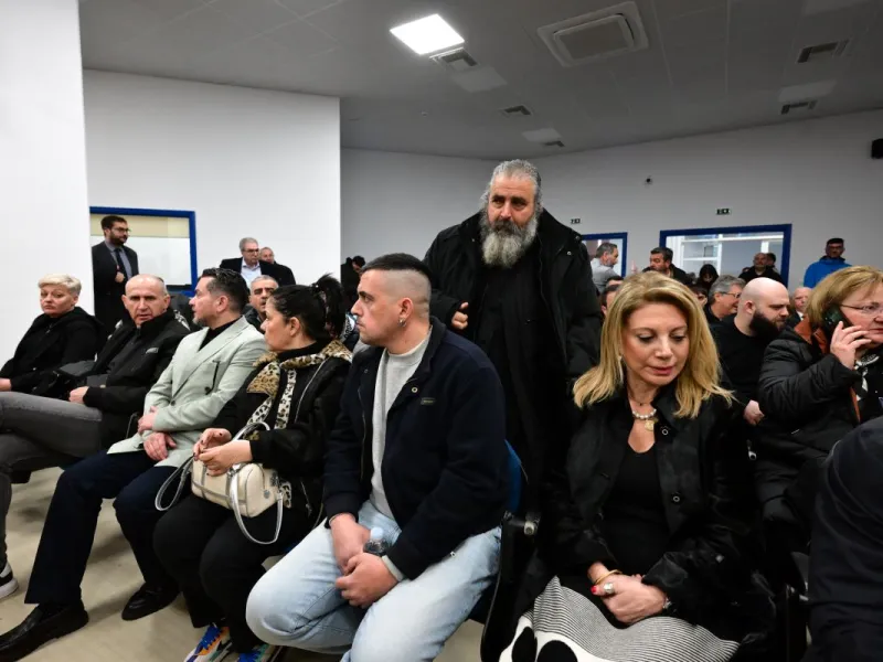 Ανακούφιση και συγκίνηση στους συγγενείς των θυμάτων των Τεμπών