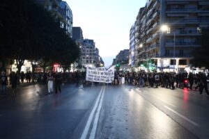 «Ο Παύλος ζει»: Χιλιάδες στους δρόμους Αθήνας και Θεσσαλονίκης απέναντι στον φασισμό