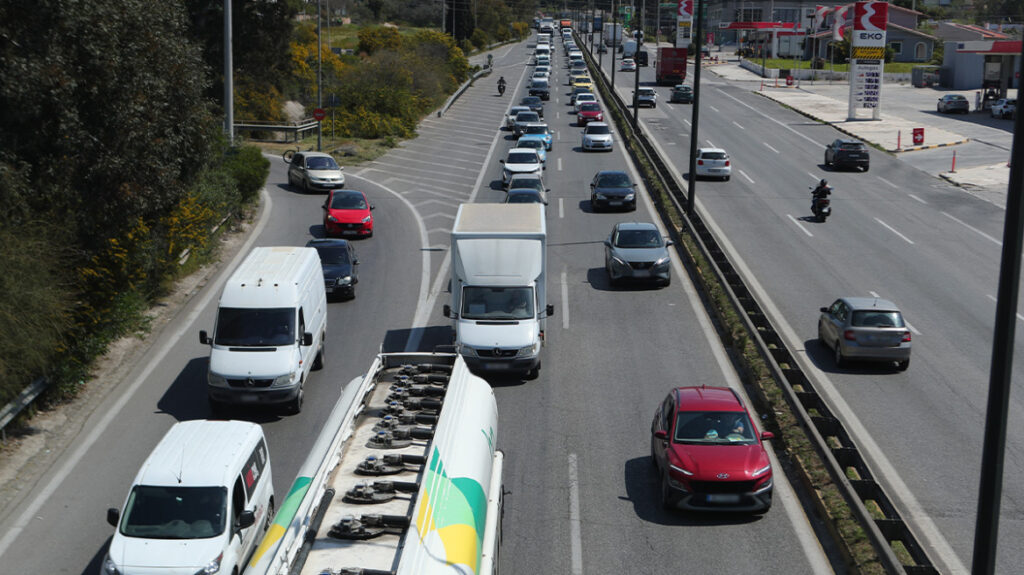 Καραμπόλα έξι οχημάτων προκαλεί ουρές χιλιομέτρων στην Αθηνών-Κορίνθου