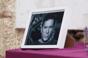Η Νίκαια αποχαιρετά τον Γιώργο Μαζωνάκη με τραγούδια, λουλούδια και βαθιά συγκίνηση