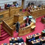 Σφοδρή πολιτική σύγκρουση μετά την παραπομπή Τριαντόπουλου