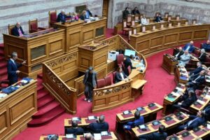 Σφοδρή πολιτική σύγκρουση μετά την παραπομπή Τριαντόπουλου