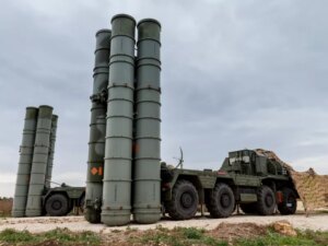 Μόσχα και Άγκυρα επιβεβαιώνουν συζητήσεις για μεταφορά των S-400 σε τρίτη χώρα
