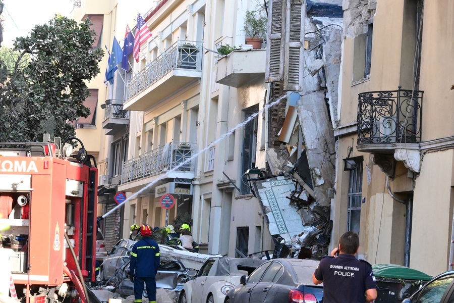 Έκρηξη στην Πλάκα: Κατέρρευσε κτίριο στην οδό Λυσικράτους – Απεγκλωβισμοί και τραυματίες