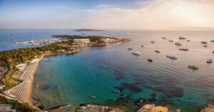 Βουλιαγμένη: Θανάσιμος καβγάς για μια ξαπλώστρα – «Με χτύπησε στο σαγόνι, έπεσα κάτω και δεν θυμόμουν τίποτα»