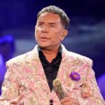 Αδημοσίευτο βίντεο: Ο Γιώργος Μαζωνάκης… ξυπόλητος και με κουστούμι, τρώει μόνος σε ταβέρνα μαζί με το σκυλί του – Χιλιάδες αντιδράσεις