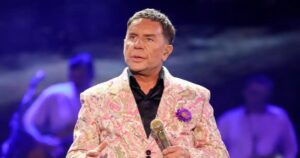 Αδημοσίευτο βίντεο: Ο Γιώργος Μαζωνάκης… ξυπόλητος και με κουστούμι, τρώει μόνος σε ταβέρνα μαζί με το σκυλί του – Χιλιάδες αντιδράσεις