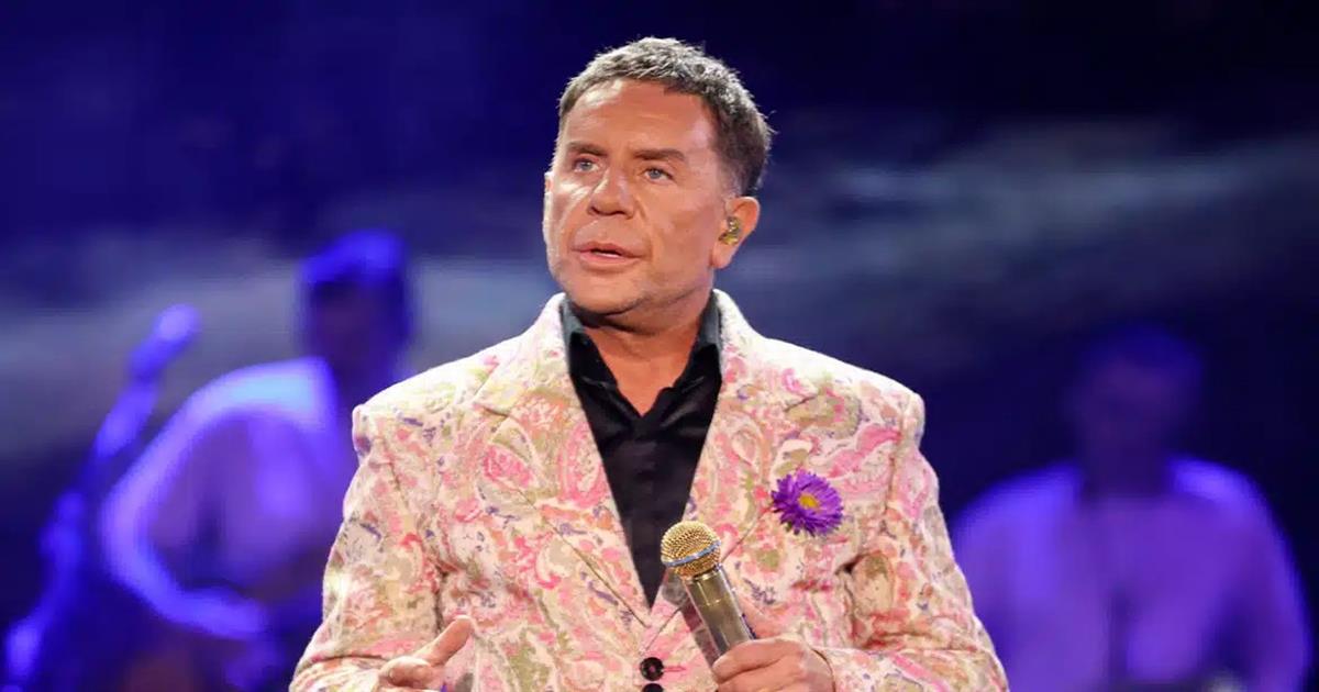 Αδημοσίευτο βίντεο: Ο Γιώργος Μαζωνάκης… ξυπόλητος και με κουστούμι, τρώει μόνος σε ταβέρνα μαζί με το σκυλί του – Χιλιάδες αντιδράσεις